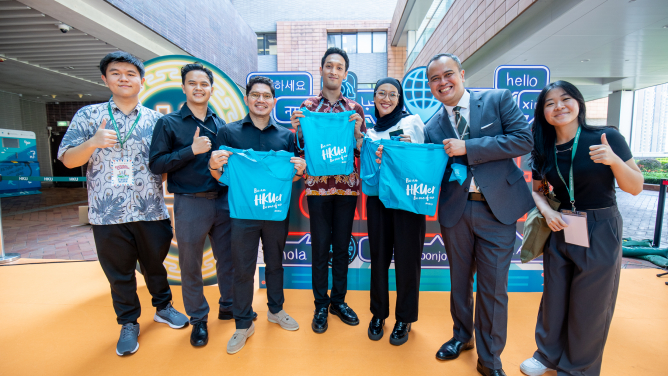 港大國際學生在校內黃克競樓平台籌辦文化嘉年華。